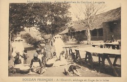 CARTE POSTALE ORIGINALE ANCIENNE : MISSIONS D'AFRIQUE A L'OUVROIR SECHAGE ET FILAGE DE LA LAINE ANIMEE SOUDAN - Soudan