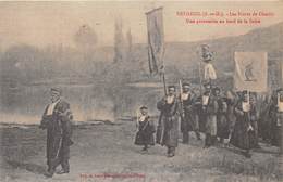 94-VETHEUIL-LES FRERES DE CHARITE , UNE PROCESSION AU BORD DE LA SEINE - Vetheuil