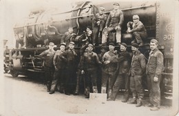 Un Groupe De Cheminots Qui Pose Devant " Leur " Locomotive ( Carte-photo ) - Trains