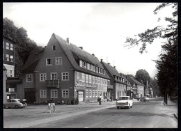 B4040 - Berggießhübel Karl Marx Straße PKW  Auto Cars - Trabant Straßenszene - Dick - Bad Gottleuba-Berggiesshübel