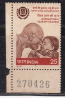 Control No On Tab, International Year Of Child, Gandhi &amp; Kinder, India MH 1979, As Scan - Neufs