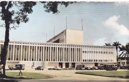 AFRIQUE,AFRICA,CAMEROUN,CAMEROON,ex Colonie Allemande Et Française,DOUALA,citroen,2 Cv ,parking De La Poste - Kamerun