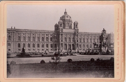 WIEN K.K.  Hof Museen Mit Maria Theresien Monument Pappfoto 10,6x16,6 Cm  Verlag Von Karlmann & Franke 1890 TOP-Erhaltun - Museen