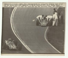 INDIANAPOLIS 30/05/1968 INDI 500 JOE LEONARD'S TURBINE CAR STOPS ON THE APRON WITH ONLY  ......CM.16,5X19,5 - Cars