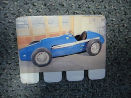 N° 76 - PLAQUE METAL En TOLE FERRARI De Course BLEU De 1952 - AUTOMOBILE COOP Des Années 60 - Tin Signs (vanaf 1961)