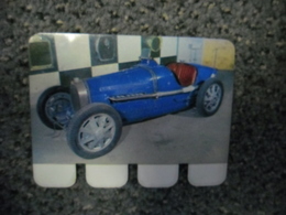 N° 56 - PLAQUE METAL En TOLE BUGATTI De 1927 - AUTOMOBILE COOP Des Années 60 - Plaques En Tôle (après 1960)