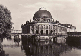 Berlin > Kreuzberg, Staatliche Museum, Geraucht  1966 - Kreuzberg