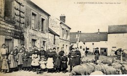 77 FAREMOUTIERS - La Cour Du Gué - Animation EXCEPTIONNELLE : Habitants, Moutons - Gros Plan - Faremoutiers