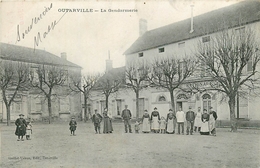 GENDARME - GENDARMERIE - LA GENDARMERIE D' OUTARVILLE (45 - LOIRET) LES GENDARMES ET ELURS FAMILLE DANS LA COUR DE LA CA - Police - Gendarmerie