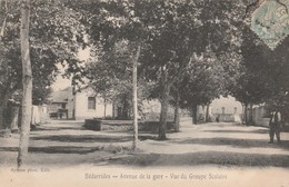 CPA  84   BEDARRIDES  AVENUE DE LA GARE GROUPE SCOLAIRE - Bedarrides