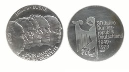 MEDAILLE EN ARGENT DES 30 ANS DE LA REPUBLIQUE FEDERALE ALLEMANDE . - Royaux/De Noblesse