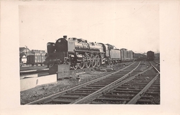 ¤¤    -  Carte-Photo D'une Locomotive En Gare  -    Chemin De Fer   -  ¤¤ - Trains