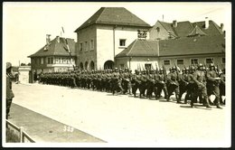 1939 (29.7.) Hammelburg (Truppenübungsplatz), S/ W.-Foto-Ak.: Truppenparade Am Portal, Rs. Maschinenbeschrifteter Passen - Other & Unclassified