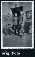 1940 (ca.) Nortorf, S/ W.-Foto: 3 Soldaten "J. R. Hodissen" Vor Ihrem Quartier (6 X 9 Cm) - Der 2. Weltkrieg 1939-45 / W - Autres & Non Classés