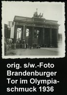 1936 Berlin, 2 Orig. S/ W.-Fotos: Brandenburgewr Tor Im Olympiaschmuck Mit Flaggen (6,5 X 5,8 Cm Bzw. 8,7 X 6 Cm) 2 Bele - Altri & Non Classificati