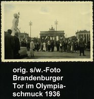 1936 Berlin, 2 Orig. S/ W.-Fotos: Brandenburgewr Tor Im Olympiaschmuck Mit Flaggen (8,8 X 6,2 Cm, Rs. Haftspuren) 2 Bele - Altri & Non Classificati