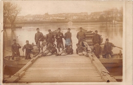 ¤¤   -   Carte-Photo Militaire Non Située   -  Soldats Du Génie Montant Un Pont De Bateaux     -  ¤¤ - Manoeuvres