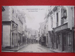 35 - CHATEAUGIRON - " LA GRANDE RUE " - MAGASIN : " ROBERT CHAPELIER " - - Châteaugiron