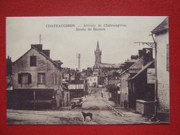 35 - CHATEAUGIRON - " ARRIVEE DE CHATEAUGIRON - ROUTE DE RENNES - " - VIEILLE AUTO, CAFE   " RARE " - - Châteaugiron