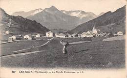 Les Gets        74       La Rue De Tavaneuse       (voir Scan) - Les Gets