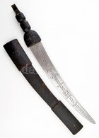 XX. Sz. Eleje: Indiai Díszt?r, Vésett Pengével, Kidolgozott B?r Hüvellyel / Indian Dagger With Elaborated Leather Sheath - Autres & Non Classés