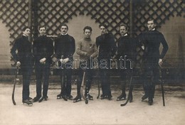 ** 2 Db Régi Fotó Jégkorongozókról / 2 Pre-1945 Photos Of Ice Hockey Players, Winter Sport - Non Classés