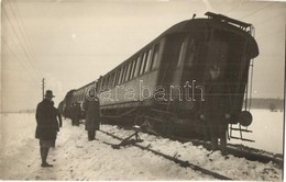 ** T1 Vasúti Szerencsétlenség Télen, Vasutasok Egy Kisiklott Vonat Mellett / Railway Accident In Winter, Railwaymen Next - Non Classificati