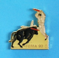 1 PIN'S //  ** PÉONES ** BANDÉRILLÉROS ** FÉRIA 92 ** . (Barillet) - Tauromachie - Corrida