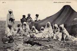 SAUDI ARABIA,ARABIE SAOUDITE,CARTE POSTALE ANCIENNE,CAMP DANS LE DESERT,PAUSE REPAS,GIBIER,HABILLE DE L 'EPOQUE - Arabie Saoudite