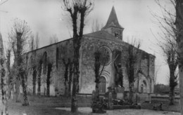 16-BAIGNES- L'EGLISE ST-ETIENNE ET LE MONUMENT AUX MORTS - Sonstige & Ohne Zuordnung