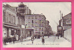 27 GENTILLY LA RUE DE MONTROUGE AU PASSAGE A NIVEAU ANIMATION 1923 - Gentilly