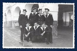 Carte-photo. Marine Nationale. Groupe De 7 Marins De L'Ecole Des Fourriers. Noms Et Origine Des Marins Au Dos - Regimente