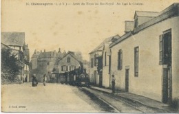 35 - Chateaugiron : Arret Du Tram Au Bas -Noyal .Au Fond Le Chateau . - Châteaugiron