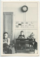 Robert Doisneau Photographe : à L'école De La Rue Buffon (pupitre Pendule) Cp Vierge - Doisneau