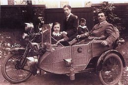 Delcampe - Un Pere Et Ses Enfants Dans Une Moto Side-car En Osier  - 15x10 PHOTO - Motorräder