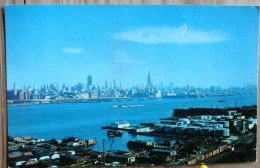 LOOKING BEYOND THE COMMERCIAL DOCKS OF NEW JERSEY NEW YORK SKYLINE ABOVE THE HUDSON SCAN R/V - Mehransichten, Panoramakarten