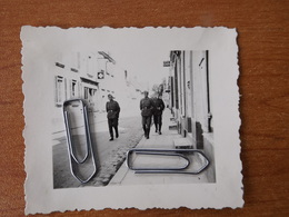 WW2 GUERRE 39 45 WILLBROEK PHOTO SOLDATS ALLEMANDS SE PROMENANT DANS LA VILLE PHARMACIE BAZA LA POPULATION REGARDE - Willebroek