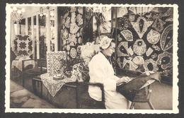 Brussels Lace Manufacturer DIANE DERGENT - Dentelière Au Travail - Artigianato