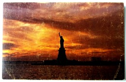 #304   STATUE Of LIBERTY At Sunset - Liberty Island In New York Harbor,  NY City - US Postcard - Estatua De La Libertad
