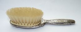 SUPERBE BROSSE DE BÉBÉ EN MÉTAL ARGENTE TRES CISELÉ VERSILBERT ALPAGA HB  Brosse 15.5 X 4.5 Cm Environ    TRES BON ETAT - Silverware