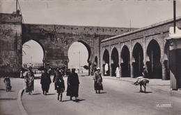 AFRIQUE,MAROC,RABAT,porte  De BAB EL ALCA En 1951,fidèle,croyant Allant à La Mosquée,rare - Rabat