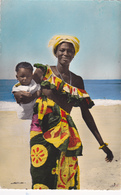 AFRIQUE,AFRICA,CAMEROUN,cameroon,enfant Et Femme Heureuse,bord De Mer,photo HOA-QUI,rare - Camerun