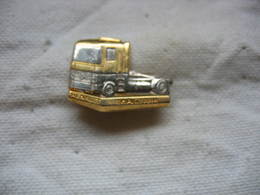 Pin's Arthus Bertrand D'un Tracteur Routier RENAULT Magnum. - Arthus Bertrand