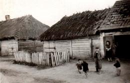 Photo Originale Guerre 1939-45 - Traversée De Village Bulgare Ou Roumain Par Les Allemands, Légende Dos - Krieg, Militär
