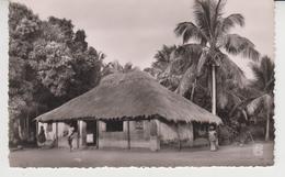 801 / GUINEE FRANCAISE /environs De CONAKRY  / Case Indigène Avec Manguiers Et Cocotiers - Frans Guinee