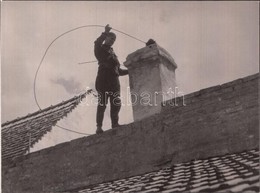 1934 Pöltinger Gusztáv (Sopron): Kéménysepr?, Jelzetlen Vintage Fotó, A Szerz? Hagyatékából, 14x19 Cm - Autres & Non Classés