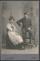 Cca 1890 Osztrák Népviseletbe öltözött Pár / Austrian Folkwear. 11x17 Cm - Autres & Non Classés