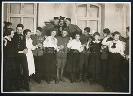 1918 Kézdivásárhely, Katonák Hölgytársaságban, Feliratozott Fotó, 12x17 Cm - Altri & Non Classificati