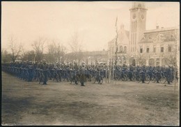 Kerékpáros Katonák Díszszemléje A Nyírbátori Községháza El?tt, Fotó, 11,5×16,5 Cm - Andere & Zonder Classificatie