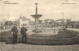 T2/T3 1910 Szombathely, Szent István Park, Szök?kút, Katonák Karddal  (EK) - Zonder Classificatie